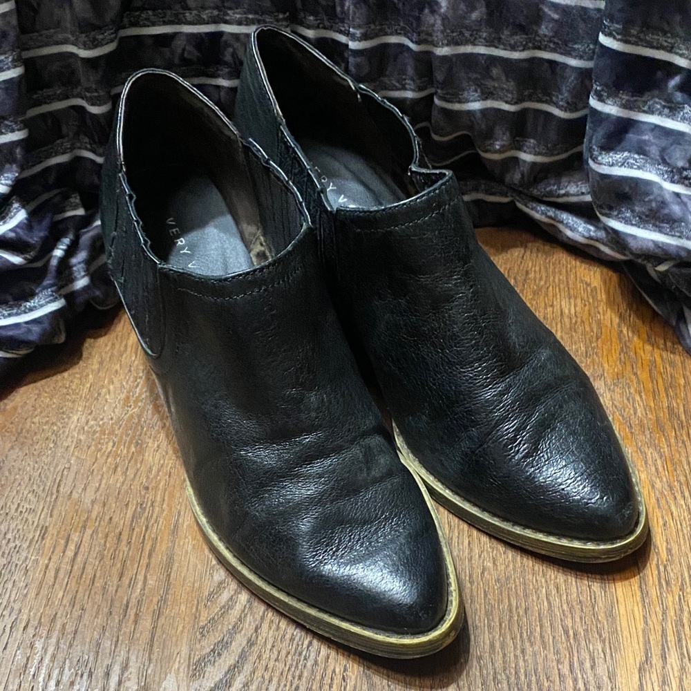 Very Volatile Black Leather Women’s 7.5 Booties Office Collegiate Western Fall